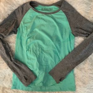 🚫sold🚫 Victoria’s Secret Sport green and gray shirt sz L